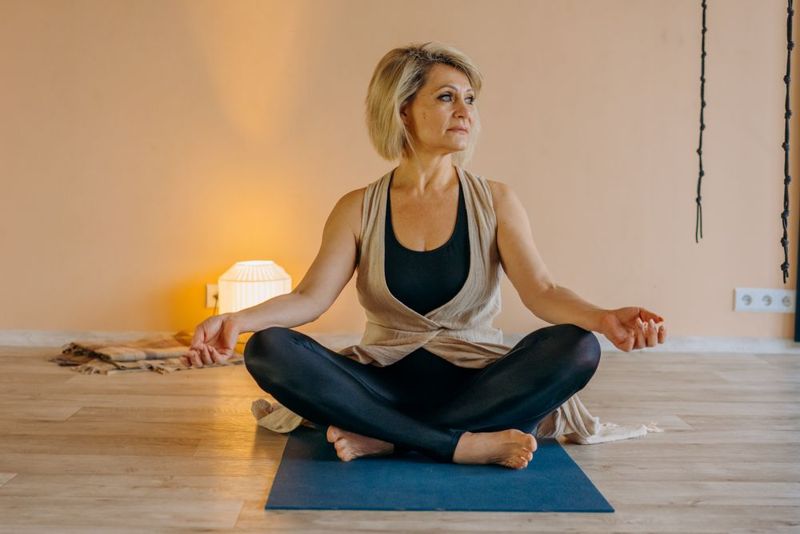 Mulher sentada em posição de meditação
